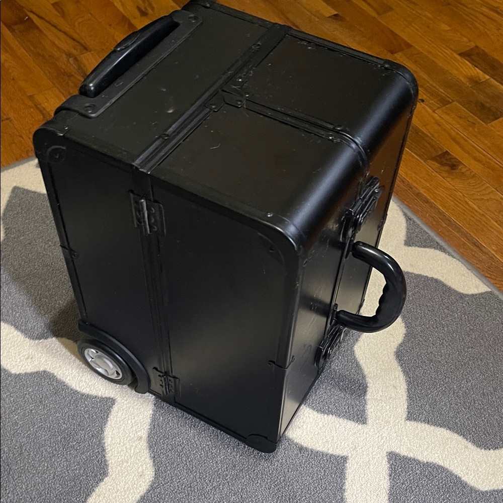 Younique Black Rolling Case